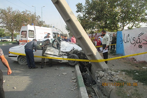 برخورد شدید خودرو پژو پارس با تیر برق در شهریار حادثه ساز شد