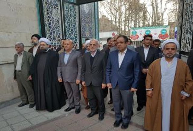 استاندار تهران در دومین بخش از برنامه سفر خود به شهرستان شهریار به مقام والای شهدا ادای احترام کرد