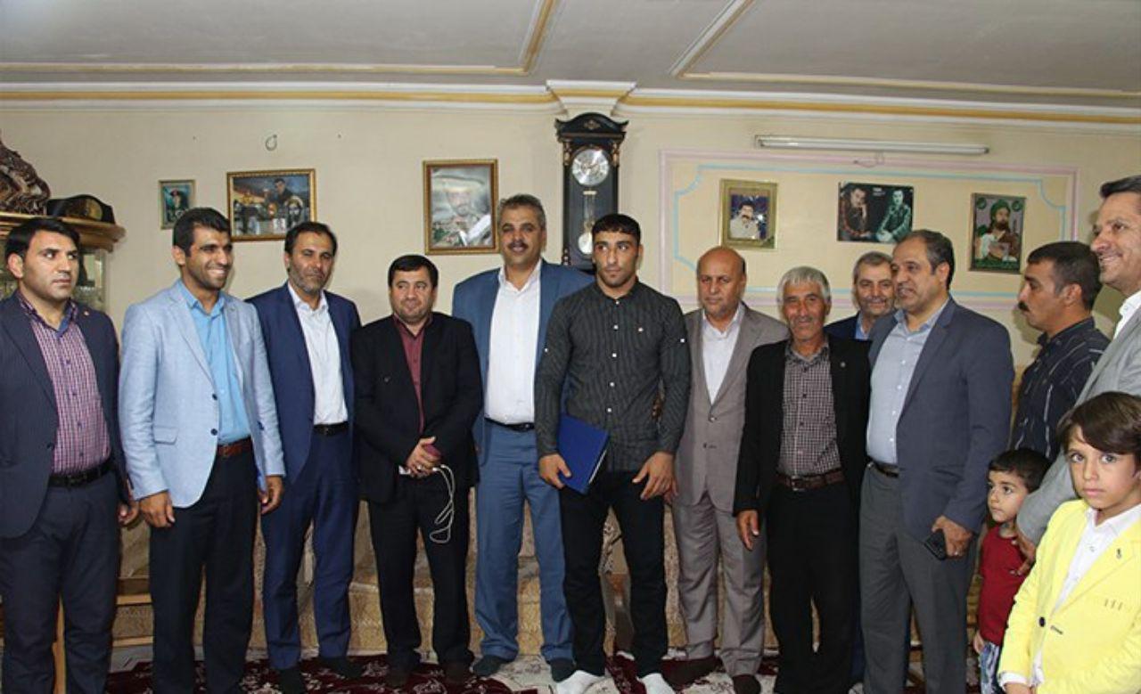 دیدار مسئولین شهرستان شهریار با محمد نصرتی قهرمان کشتی فرنگی جهان