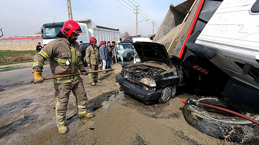 برخورد یک دستگاه کامیون با چند دستگاه خودرو سواری منجر به آتش سوزی خودرو پراید و مصدوم شدن سه نفر گردید.
