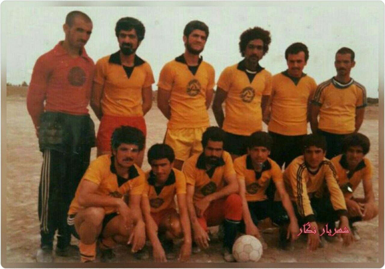 عکس قدیمی از تیم فوتبال روستای قپچاق شهرستان ملارد ایستاده از راست نفر چهارم، سردار شهید محمدرضا امینی راد