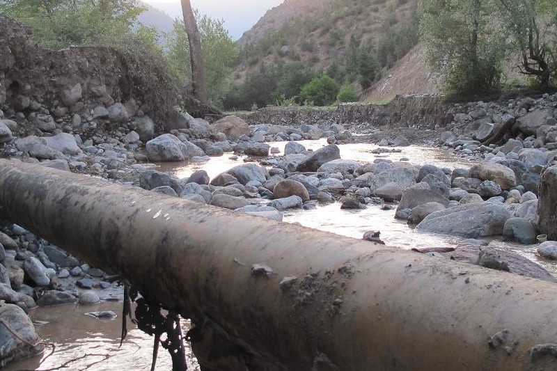 فرسودگی شبکه آبرسانی و عدم اجرای شبکه فاضلاب از معضلات روستای اصیل‌آباد شهریار