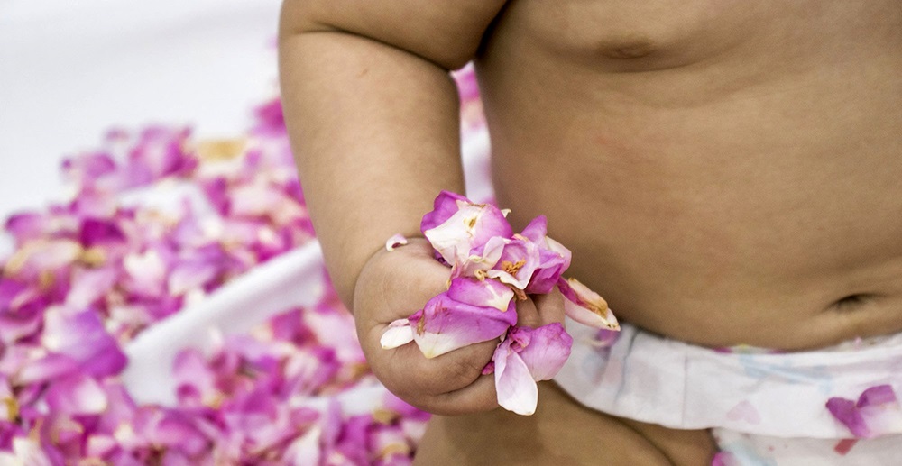 آیین گل غلتان : نوزادان غرق در گل در اولین بهار زدگی
