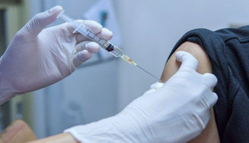 دکتر نادر توکلی گفت: یکی از برنامه‌های ملی در وزارت بهداشت واکسیناسیون است در حقیقت واکسن کرونا را بین ۶ تا ۹ ماه یک‌بار، کل کشور باید بزنند.